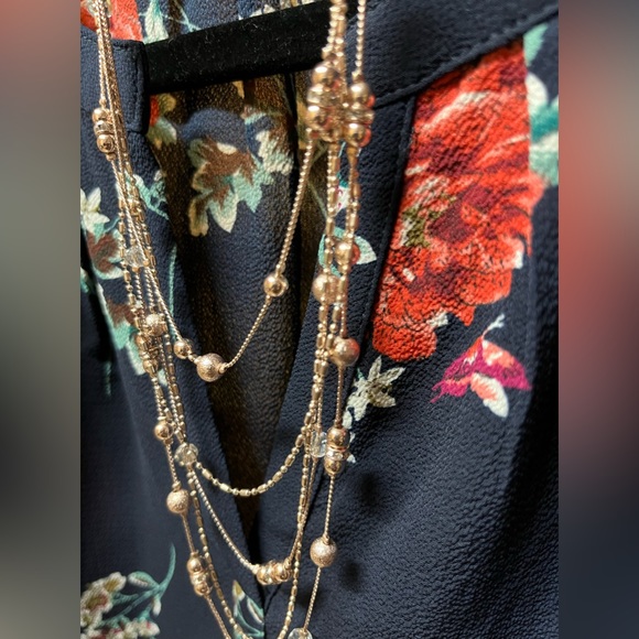 EUC 2 Stitchfix Floral Blouses with earring/necklace set - M - Picture 3 of 9